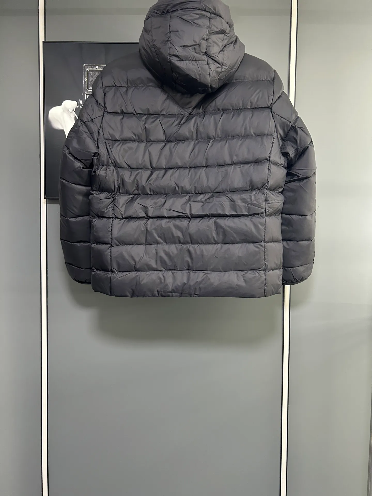 P660 CANADA GOOSE Canada Goose Crofton solid color hooded zipper outdoor warm rib down jacket 90 down filling 750 fill power Tajima embroidery white duck down short lightweight hooded down jacket jacket small zipper pocket on the chest side for storing things The Thorium AR hooded model is versatile, durable and warm. It can be used as a mid-layer in winter and winter, or worn alone. It can also be easily worn with hard-shell clothing in cold environments.     The fabric has been improved with AratoTM30 nylon fabric with fine texture, which is super warm and very wear-resistant. It is also treated with DWR, which can effectively prevent water and moisture.     DownCompositeMapping zone filling technology can reasonably allocate down insulation and synthetic insulation areas. The simple design of StormHoodM is made of synthetic insulation materials. Zippered hand pockets, inner zipper pockets. Combination of technology and technology. Lightweight and warm. Three-dimensional tailoring. Hooded design. Complete three-label accessories. What you see is what you get. Same style for men and women. Color: off-white. Size: M-3XL.